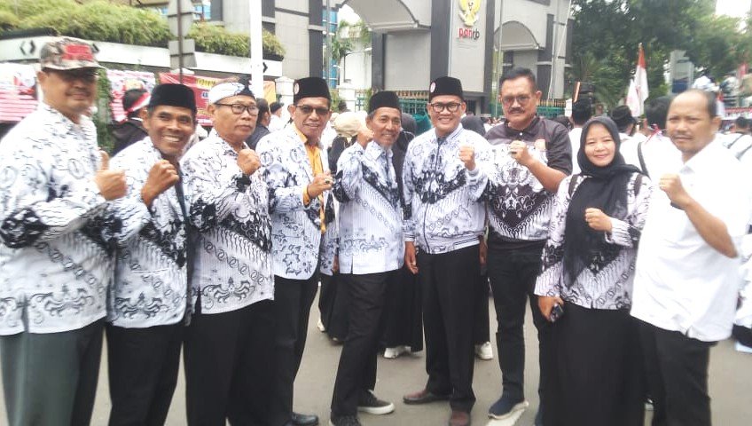 Support unjuk rasa PPPK di KemenPAN.jpg
